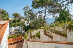 Property grounds - Studio Apartment 'Monolocale - Rosa Sea View in Villa' with Sea View, Wi-Fi & Air Conditioning (Santa Cesarea Terme)