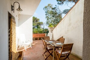 Outdoor dining - Studio Apartment 'Monolocale - Rosa Sea View in Villa' with Sea View, Wi-Fi & Air Conditioning (Santa Cesarea Terme)