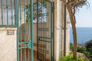 Exterior detail - Studio Apartment 'Monolocale - Rosa Sea View in Villa' with Sea View, Wi-Fi & Air Conditioning (Santa Cesarea Terme)