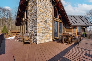 Outdoor dining - Juniper Cabin | Pond + Fire-pit (Middlefield)