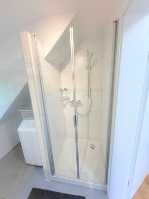 Douche, sèche-cheveux, serviettes fournies