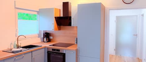 Réfrigérateur, un four, surface de cuisson, lave-vaisselle