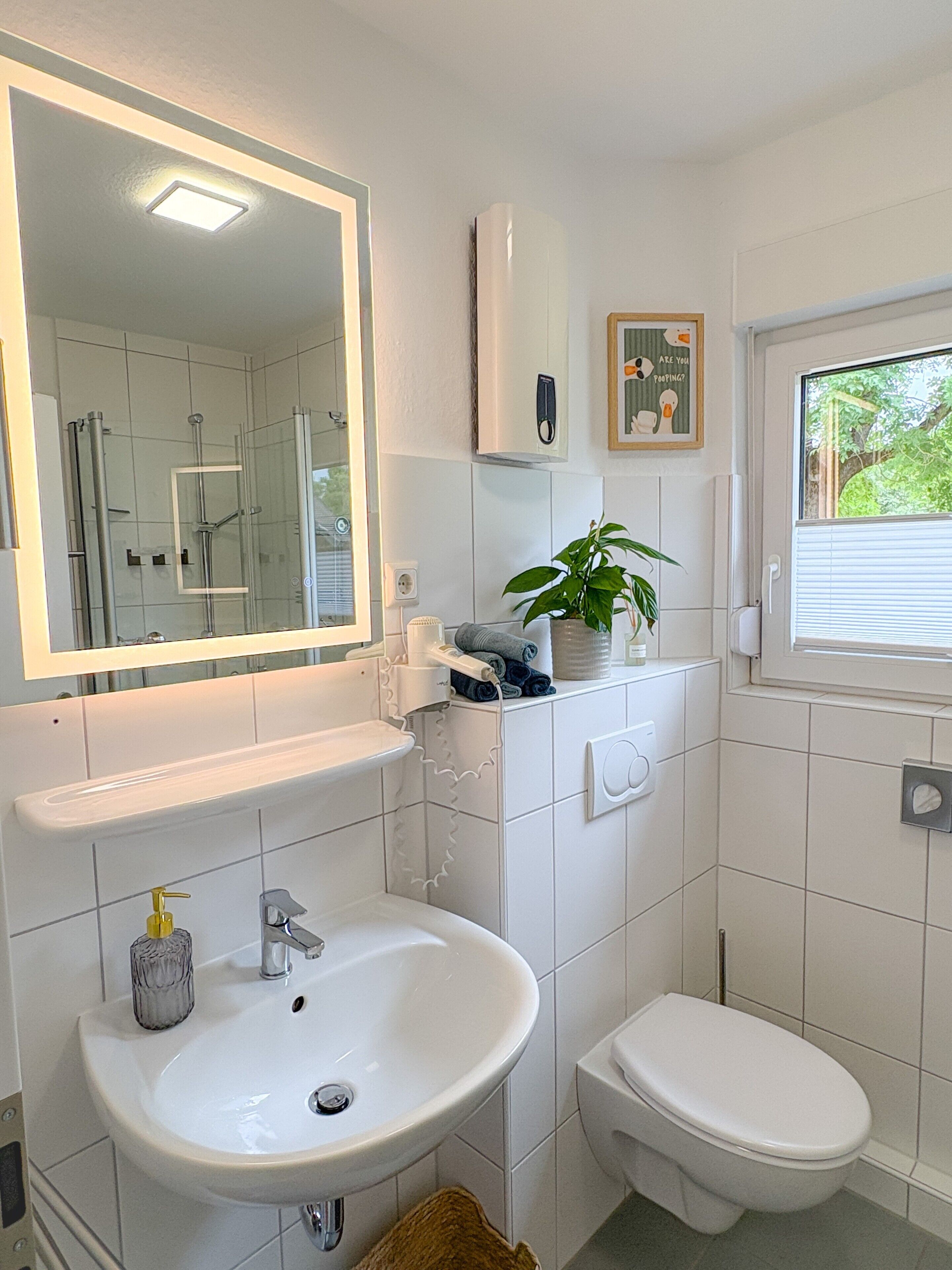 Dusche, kostenlose Toilettenartikel, Haartrockner, Handtücher