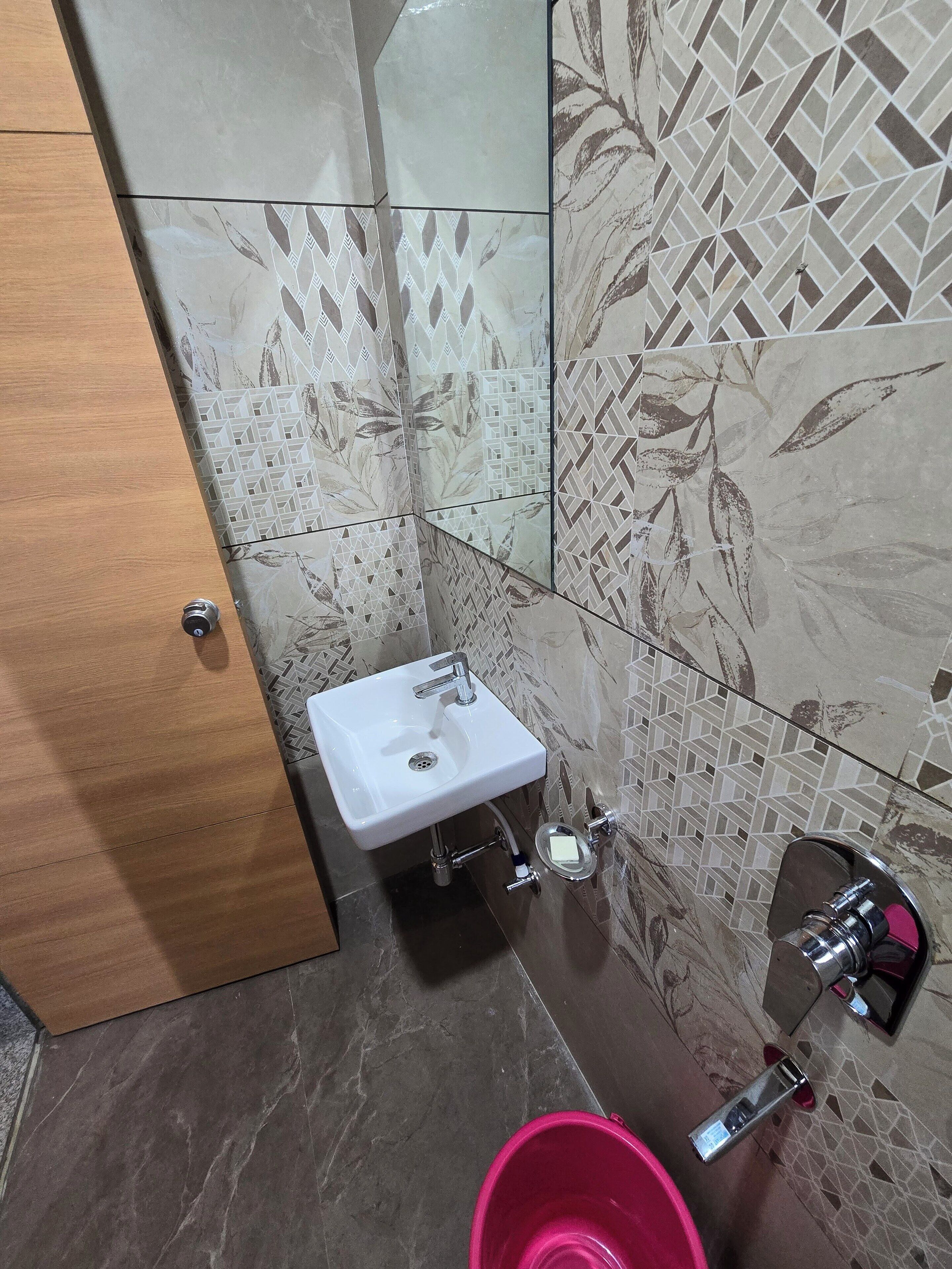 Deluxe Double Room | Bathroom | Towels, soap