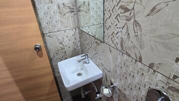 Deluxe Double Room | Bathroom | Towels, soap