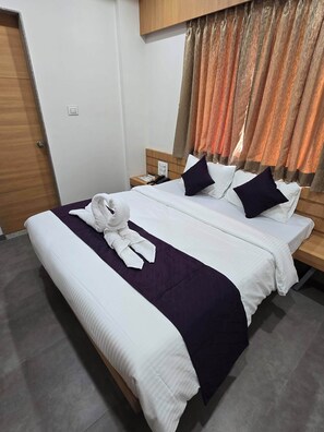 Deluxe Double Room - Hotel Sagar Family Lodge (Mhaswad)