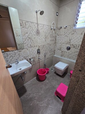 Deluxe Double Room | Bathroom - Hotel Sagar Family Lodge (Mhaswad)