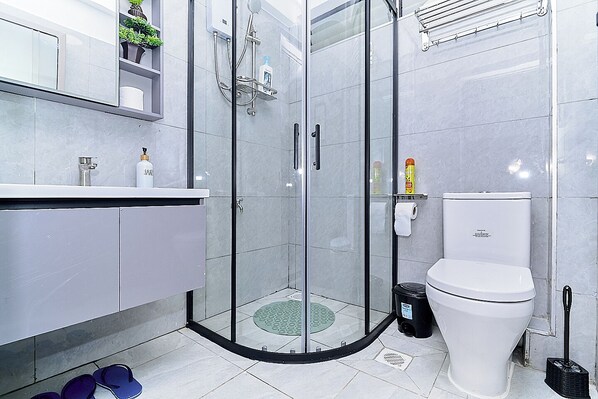 Douche, serviettes fournies, savon, papier toilette