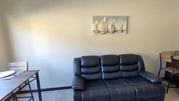House, 2 Bedrooms, Smoking | Living room