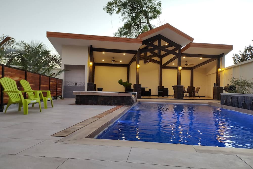 #1 New & Modern 2 bed Suite With Shared Pool