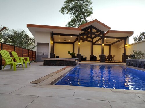 #1 New & Modern 2 bed Suite With Shared Pool