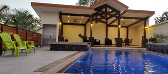 #1 New & Modern 2 bed Suite With Shared Pool