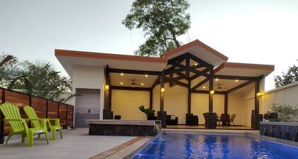 #1 New & Modern 2 bed Suite With Shared Pool