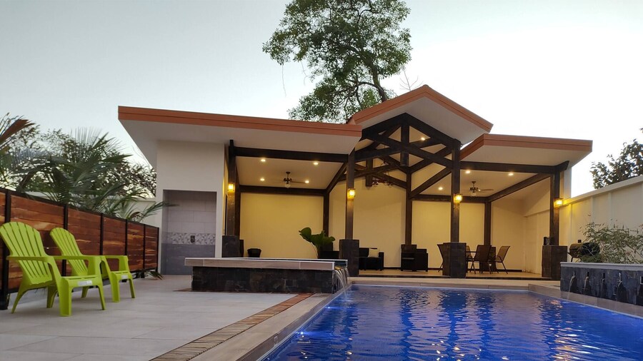 #1 New & Modern 2 bed Suite With Shared Pool