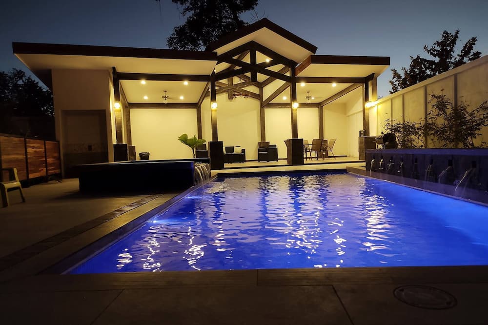 #1 New & Modern 2 bed Suite With Shared Pool