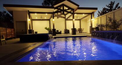 #1 New & Modern 2 bed Suite With Shared Pool