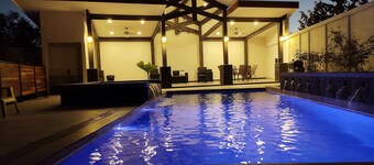 #1 New & Modern 2 bed Suite With Shared Pool