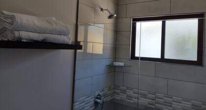 #1 New & Modern 2 bed Suite With Shared Pool