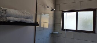 #1 New & Modern 2 bed Suite With Shared Pool
