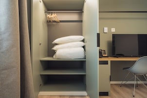 Quarto casal clássico | Frigobar (abastecido com itens grátis), escrivaninha