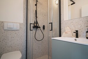 Enkeltværelse | Badeværelse | Bruser, hårtørrer, håndklæder, Sæbe