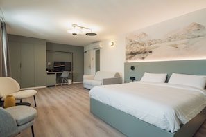 Habitación triple superior | Escritorio, espacio para trabajar con laptop y wifi gratis 