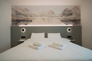 Quarto casal clássico | Frigobar (abastecido com itens grátis), escrivaninha