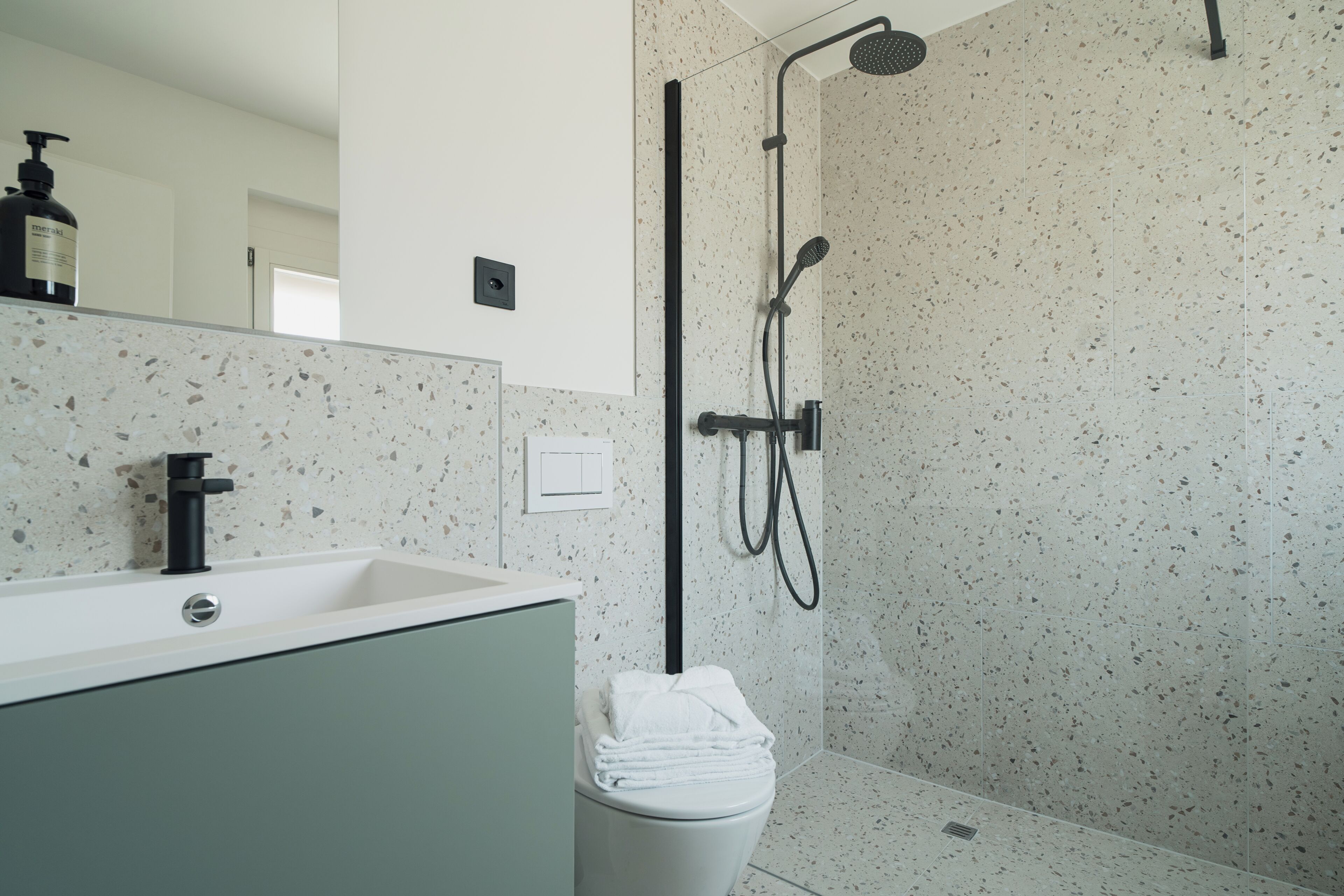 Quarto triplo superior | Banheiro | Chuveiro, secador de cabelo, toalhas de banho, sabonete