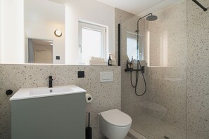 Comfort Double Room | Bathroom - City Pop 2Night Schaffhausen – Self Check-in (Schaffhausen)