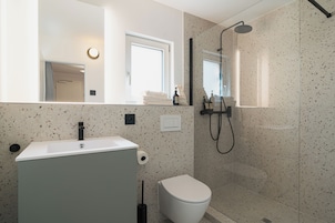 Quarto casal conforto | Banheiro | Chuveiro, secador de cabelo, toalhas de banho, sabonete