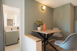 Quarto casal conforto | Frigobar (abastecido com itens grátis), escrivaninha