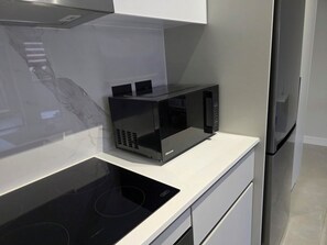 Fridge, microwave, oven, stovetop - Luxury Apartment near Mall of Africa, Waterfall Estate, Midrand, Johannesburg (Midrand)