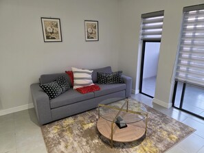 Smart TV, books - Luxury Apartment near Mall of Africa, Waterfall Estate, Midrand, Johannesburg (Midrand)