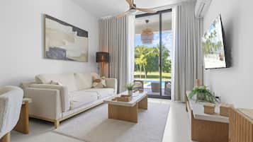 Deluxe Apartment, 2 Bedrooms, Golf View | Living area