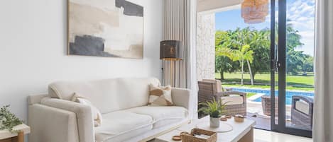 Deluxe Apartment, 2 Bedrooms, Golf View | Living area