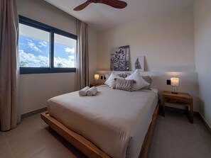 Penthouse Deluxe, 2 chambres, vue golf | Espace de travail pour ordinateur portable, fer et planche à repasser