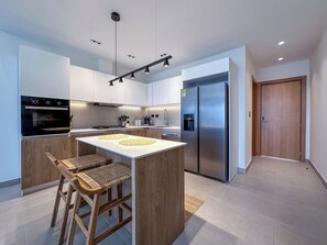 Attico Deluxe, 2 camere da letto, vista campo da golf | Cucina privata | Frigorifero con congelatore, microonde, forno, piano cottura