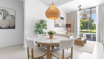 Deluxe Apartment, 2 Bedrooms, Golf View | Dining