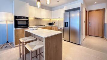 Cobertura premium, 3 quartos, vista para o campo de golfe | Cozinha privada | Geladeira grande, micro-ondas, fogão, cooktop