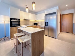 Penthouse Premium, 3 chambres, vue golf | Cuisine privée | Grand réfrigérateur, micro-ondes, four, plaque de cuisson