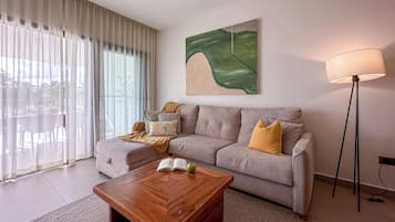 Deluxe Apartment, 3 Bedrooms, Golf View | Living area