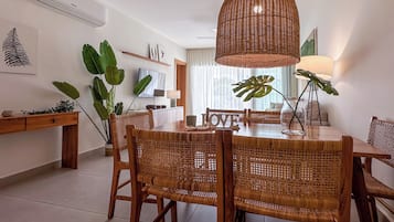 Deluxe Apartment, 3 Bedrooms, Golf View | Dining