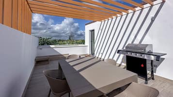 Deluxe Penthouse, 2 Bedrooms, Golf View | Outdoor dining