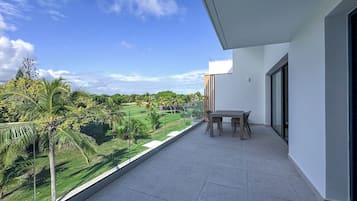 Penthouse Deluxe, 2 habitaciones, vista al campo de golf | Restaurante al aire libre
