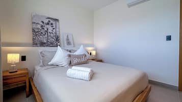 Penthouse Deluxe, 2 habitaciones, vista al campo de golf | Espacio para trabajar con laptop y tabla de planchar con plancha