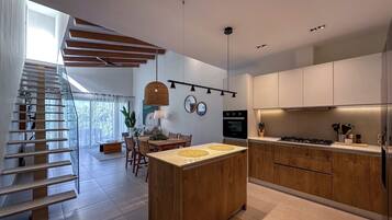 Cobertura luxo, 2 quartos, vista para o campo de golfe | Cozinha privada | Geladeira grande, micro-ondas, fogão, cooktop