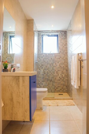Towels, soap, toilet paper - Elite Residence 1 BR: Balcony, Heated Pool, Power backup, Sky Gym& 24/7 Security (Nairobi)