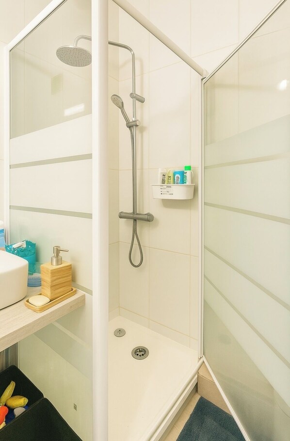 Dusche, Haartrockner, Handtücher, Seife