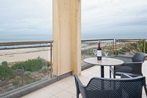 Outdoor dining - Beachfront Serenity Glenelg (Glenelg)
