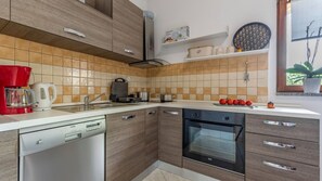 Fridge, microwave, oven, dishwasher - Apartman Magdalena by Villas Guide (Pula)